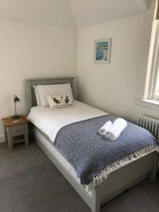 Dormitorio pequeño con cama con manta azul en Fantastic central location, en Inverness