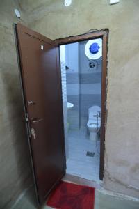 Vannituba majutusasutuses Basmat almisfah