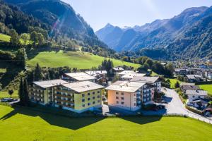 z góry widok na ośrodek w górach w obiekcie Kaprun Apartments w Kaprunie