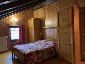 A bed or beds in a room at Casevacanza Val d'Ayas