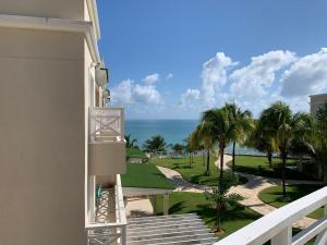 een balkon met uitzicht op de oceaan bij Apartamento Imperial Porto Brasil in Pirangi do Norte