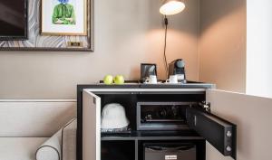 a living room with a tv in a room at Pestana Park Avenue in New York +31 photos