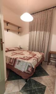 een slaapkamer met een bed voor een raam bij Casa Leoni Capoliveri Isola d'Elba in Capoliveri