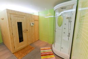 Koupelna v ubytování Kronos Hotel