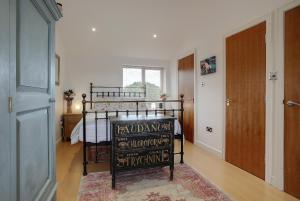 1 dormitorio con cama negra y alfombra en el suelo en Beautiful duplex penthouse - roof garden, views, parking, en Newcastle