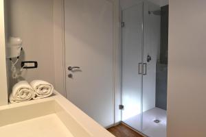 y baño con ducha y lavamanos. en San Domenico's Rooms en Matera