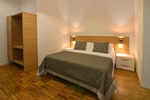 1 dormitorio con 1 cama y 2 mesitas de noche en San Domenico's Rooms en Matera