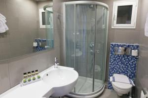 Koupelna v ubytování Kronos Hotel
