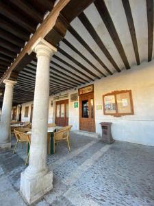 A restaurant or other place to eat at Hotel Rural Plaza Mayor Chinchon