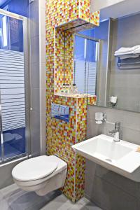 Koupelna v ubytování Kronos Hotel