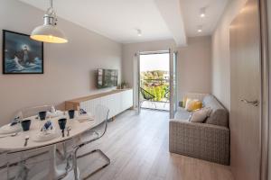 Telewizja i/lub zestaw kina domowego w obiekcie Al Mare - Apartamenty i pokoje