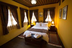 um quarto com uma cama com duas toalhas em Estate Kalaitzis em Vergina