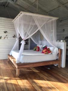 Tempat tidur dalam kamar di Lima Limón Eco-House