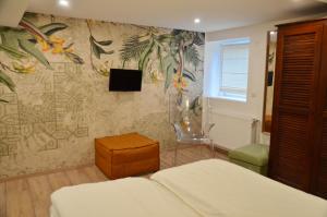 Μια τηλεόραση ή/και κέντρο ψυχαγωγίας στο Embassy Corner