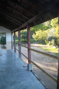 eine Veranda eines Gebäudes mit einem Zaun in der Unterkunft Casa Do Refugio in Covilhã