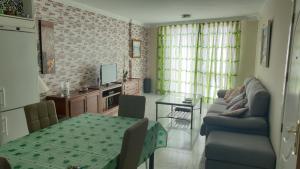 sala de estar con sofá y mesa en CanariasBrisaMar - Apartamento, en Arinaga