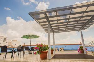 a patio with a table and chairs and an umbrella at Terraza del Alférez in Xalapa