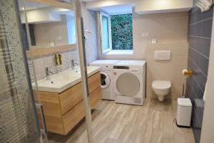 Ένα μπάνιο στο Embassy Corner +45 φωτογραφίες