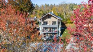 an aerial view of a house with trees at INVITA Natur-Chalets - Familienurlaub im Schwarzwald in Bad Dürrheim