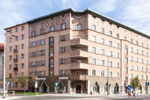 a large brick building on a city street at Apartament przy Parku Krakowskim in Kraków