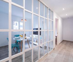 jadalnia ze stołem i krzesłami w pokoju w obiekcie PREMIUM BEACH DESIGN - La Malagueta w Maladze +25 zdjęć