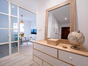 komodę z lustrem na górze w obiekcie PREMIUM BEACH DESIGN - La Malagueta w Maladze