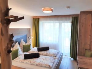 um quarto de hotel com uma cama e uma janela em Seyerlehnerhof em Maria Neustift