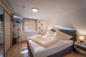 1 dormitorio con 1 cama blanca grande en una habitación en AlpenLiving, en Mayrhofen