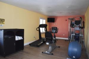 The fitness centre and/or fitness facilities at Americas Best Value Inn Manteca