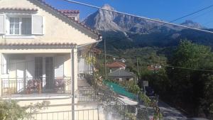 a white house with a view of a mountain at Tzoumerka in Ktistádes