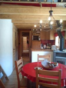 een keuken met een rode tafel en stoelen in een kamer bij Chalet Les Lupins in Chamonix-Mont-Blanc