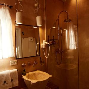y baño con lavabo y ducha. en Masseria Almadava en Polignano a Mare
