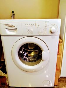 a white washing machine with its door open at Casa En Gregores in Gobernador Gregores