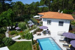 vista aerea di una casa con piscina di Ferret Vigne - Villa Chambres d'Hôtes a Cap-Ferret
