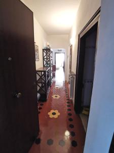 un corridoio con un pavimento con un design floreale di Appartamento Liliana a Pontremoli