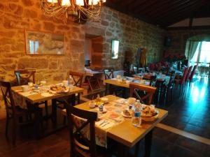 
A restaurant or other place to eat at Casa Rural Osante
