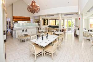 une salle à manger avec des tables et des chaises dans un restaurant dans l'établissement Rincon Beach Resort, à Rincon