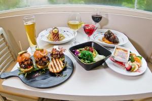 una mesa con platos de comida y copas de vino en Rincon Beach Resort, en Rincón