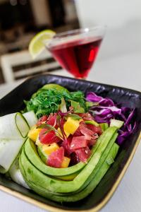 um prato preto de comida com legumes e uma bebida em Rincon Beach Resort em Rincon