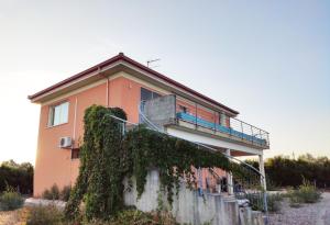 Ein Haus mit Efeu, der nebenbei aufwächst in der Unterkunft Villetta tra gli agrumeti in Corigliano Calabro