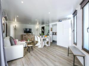 a living room with a white couch and a table at Luxury Apartment, 3 min Walk to Beach, Albufeira in Guia