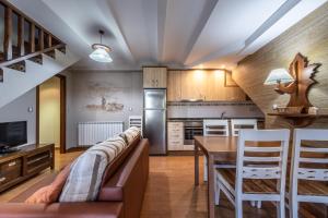 cocina y comedor con mesa y sillas en Casa Bergua, en Víu