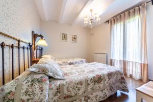 Un dormitorio con dos camas y una ventana. en Casa Bergua, en Víu