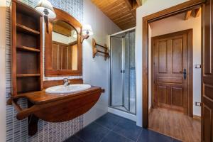 a bathroom with a wooden sink and a shower at Casa Bergua in Víu