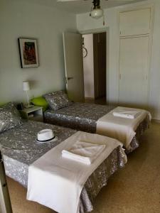 een hotelkamer met 2 bedden en een bank bij Casa Pammy in Málaga