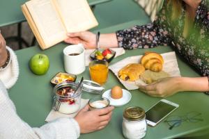 two people sitting at a table with a plate of food at ibis Brussels Centre Chatelain in Brussels