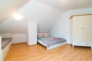 małą sypialnię z łóżkiem i szafą w obiekcie Apartamenty Fenix w Kazimierzu Dolnym