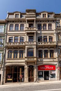 un grand bâtiment avec un panneau devant lui dans l'établissement YOUROPO - Bolhao, à Porto