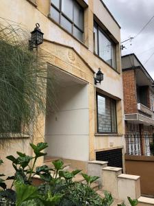 uma garagem com uma porta de garagem e um edifício em Casa Morisca/Moorish House em Bogotá