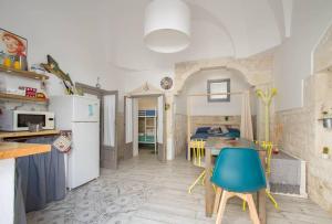 eine Küche und ein Esszimmer mit einem Tisch und Stühlen in der Unterkunft A Casa di Rosy in Ostuni